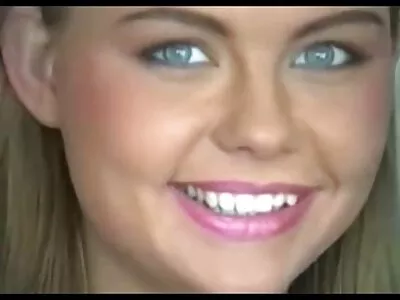 Blonde neukpop in sexy gratis sex filmpjes kijken rode lingerie die haar minnaar in bed bevredigt