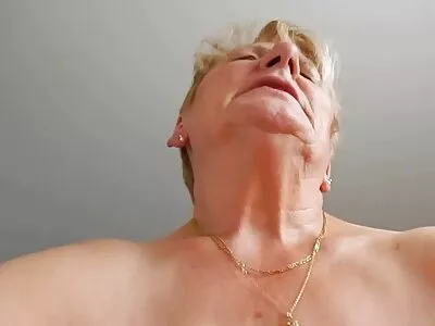 Rondborstige vrouw neukt haar klant sex film kijken