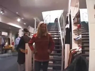 Twee blondjes zuigen aan gratis neukfilm één lul