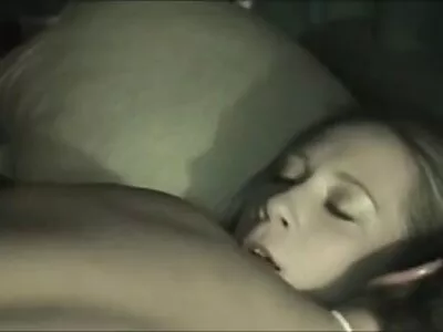 Jonge slet gratis seks film kijken Sommer Love springt op de bus om geneukt te worden