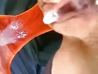 Een gebruinde bubbelkont wordt sexfilms bekijken gevoed met sperma