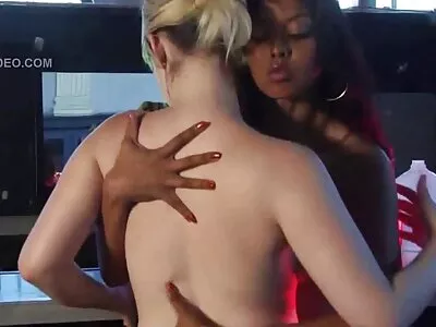Tina Kay en Veronica Leal agenten hebben anale seks gratis seksfilms kijken voor een boost