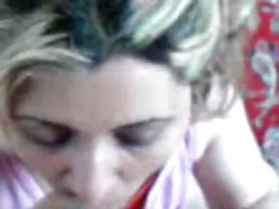 Verleidelijke blondine gratis online sex kijken zuigt een dikke lul