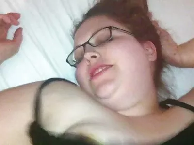 Sexy brunette neukt een getrouwde gratis neukfilm man