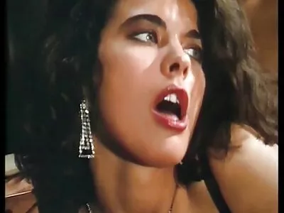 Verbazingwekkende gratis erotiek film brunette werd geneukt op de bank