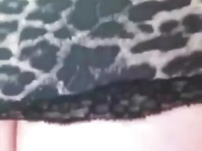 Blonde vrouw houdt van erotische sex film kijken kousen