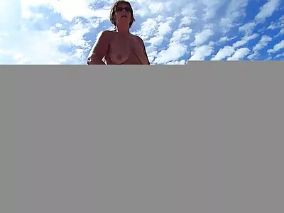 Milf en een jonge hottie in bed met een sexfilm kijken geschoren lul